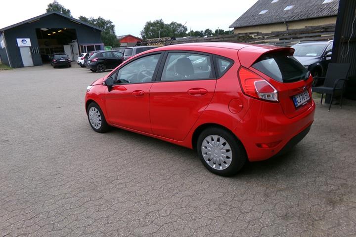 Rød Ford Fiesta fra 2015