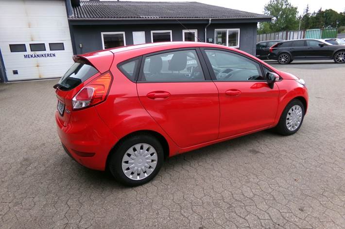 Rød Ford Fiesta fra 2015