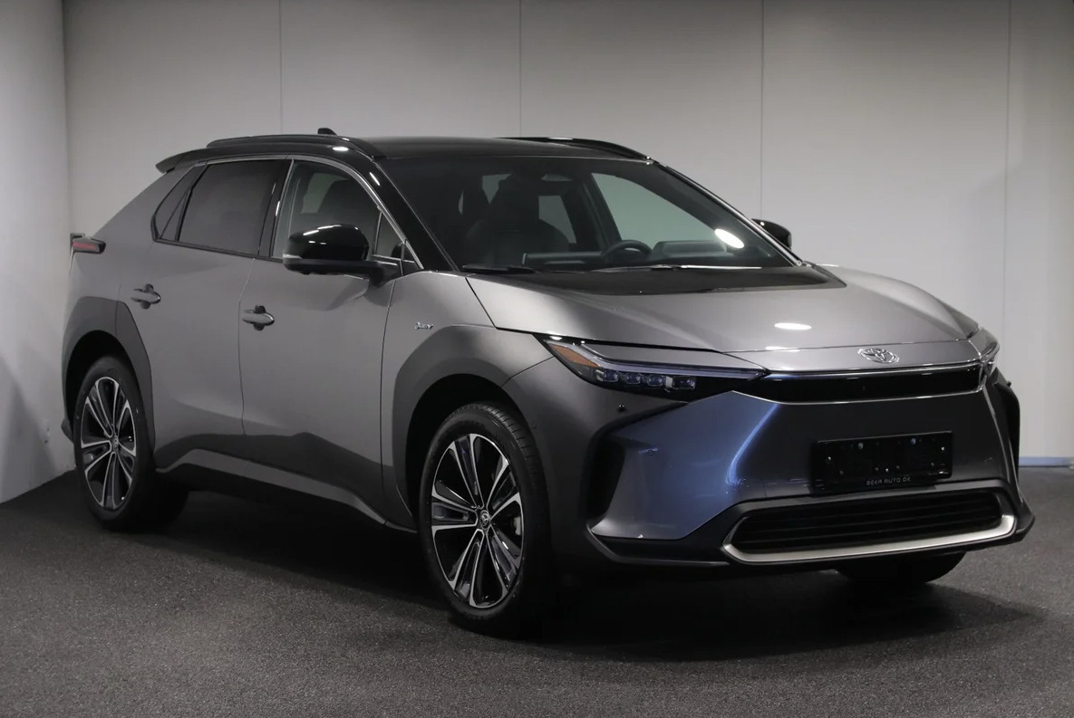 Grå Toyota BZ4X fra 2025