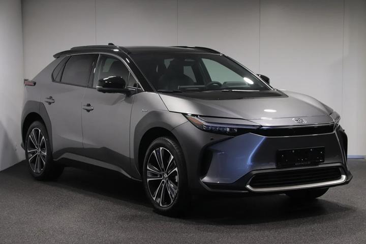 Grå Toyota BZ4X fra 2025
