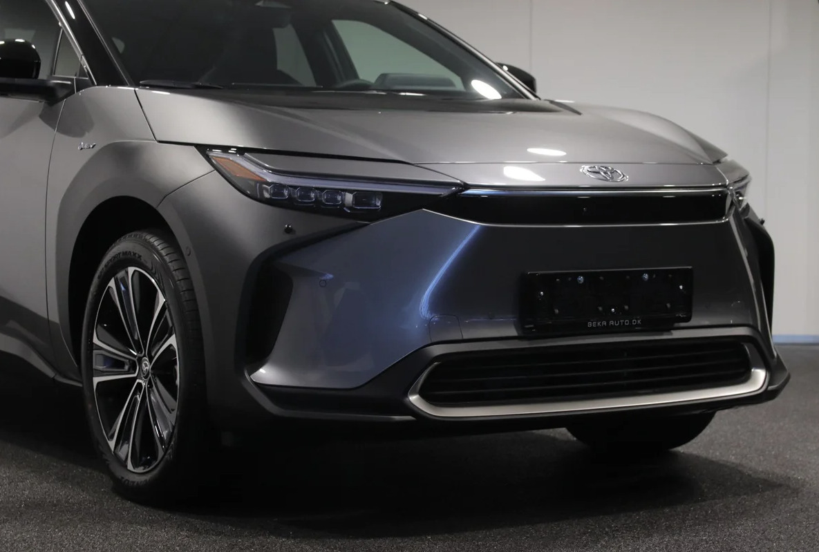 Grå Toyota BZ4X fra 2025