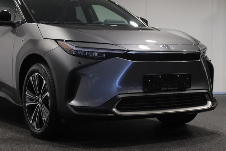Grå Toyota BZ4X fra 2025