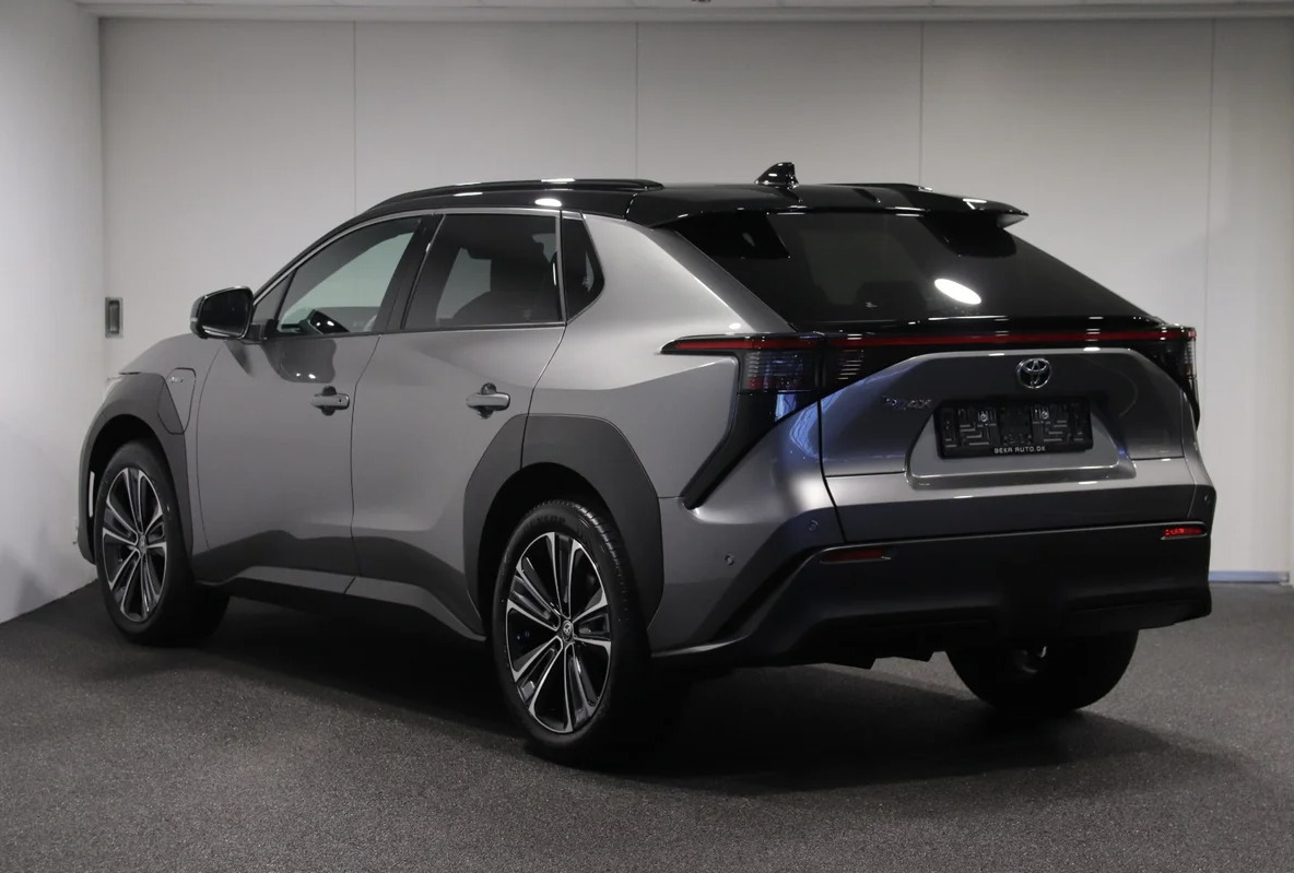 Grå Toyota BZ4X fra 2025