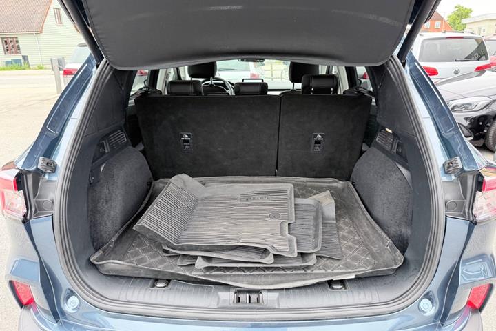 Blå Ford Kuga fra 2020