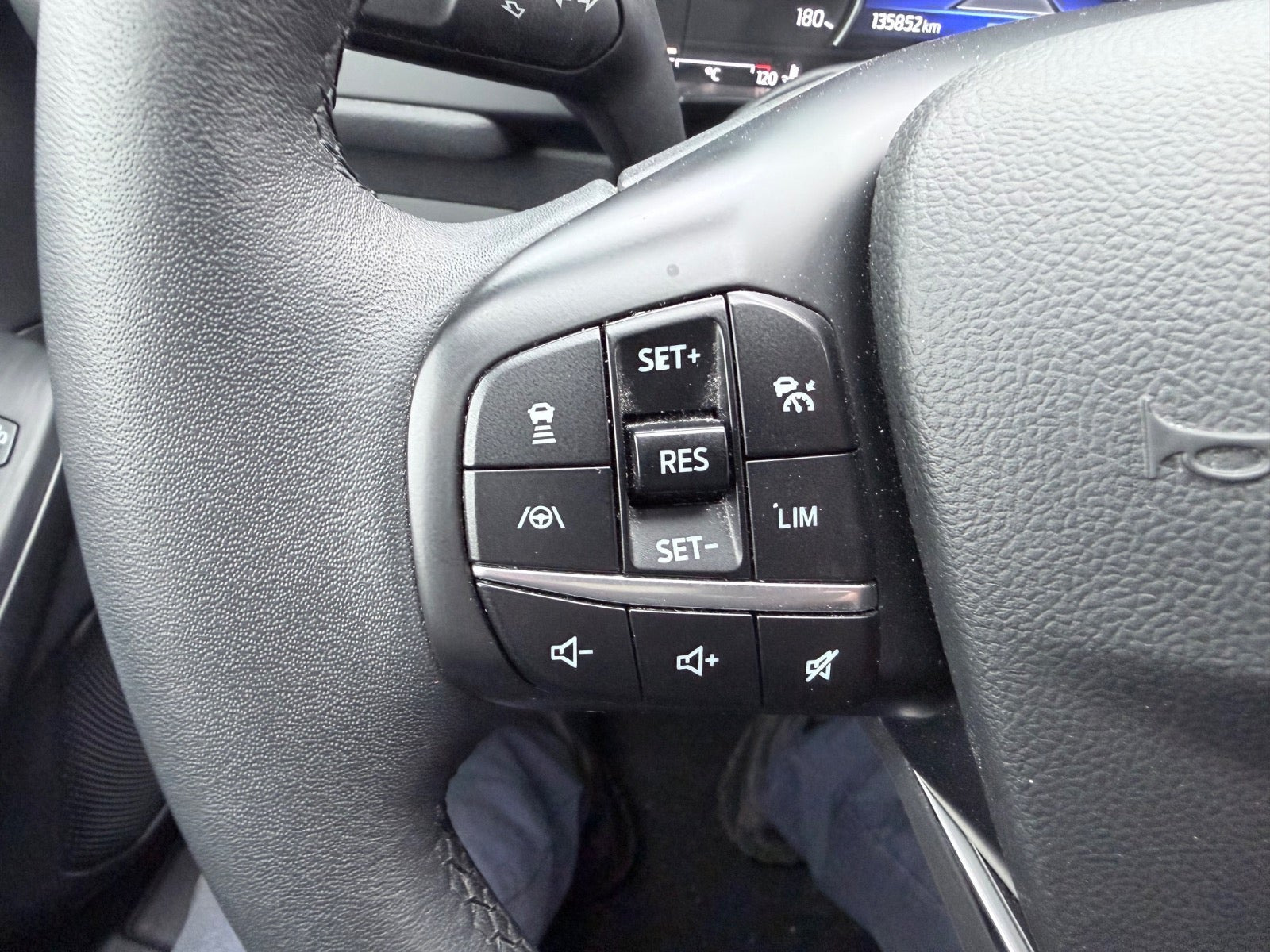 Blå Ford Kuga fra 2020