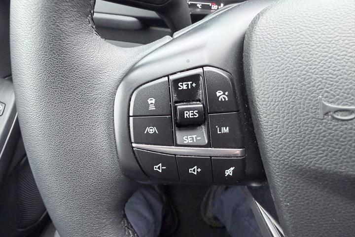 Blå Ford Kuga fra 2020