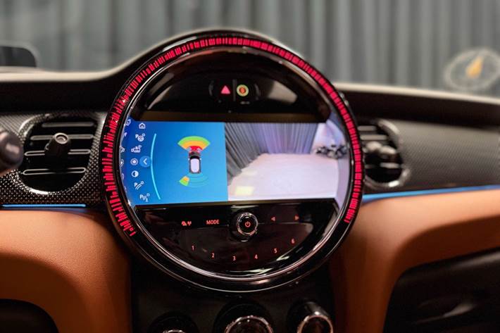 Sølv Mini Cooper fra 2023