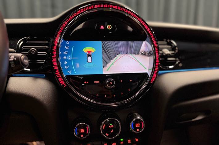 Sølv Mini Cooper fra 2023
