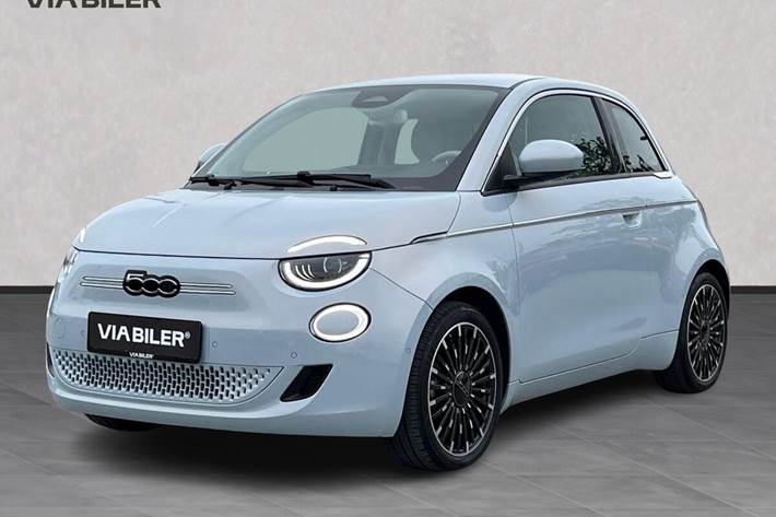 Blå Fiat 500e fra 2023 set udefra