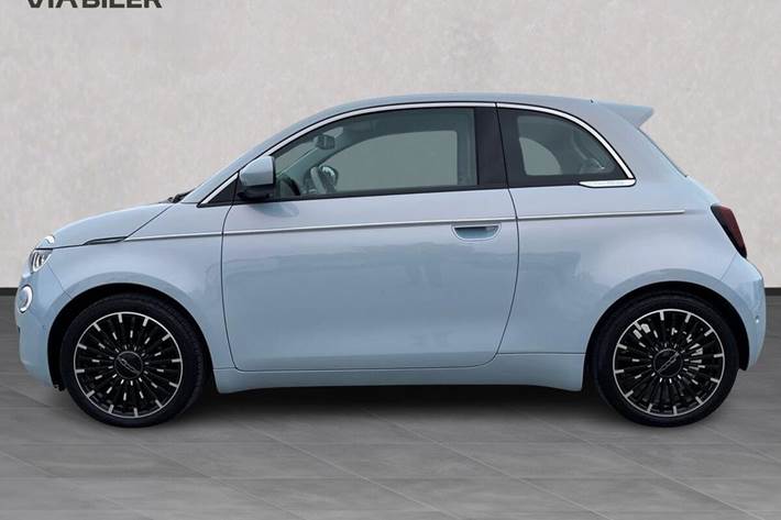 Blå Fiat 500e fra 2023