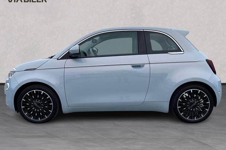 Blå Fiat 500e fra 2023