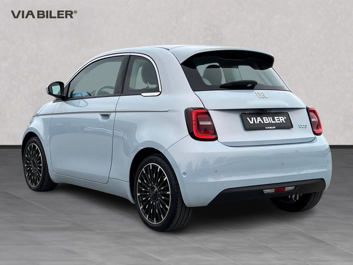 Blå Fiat 500e fra 2023