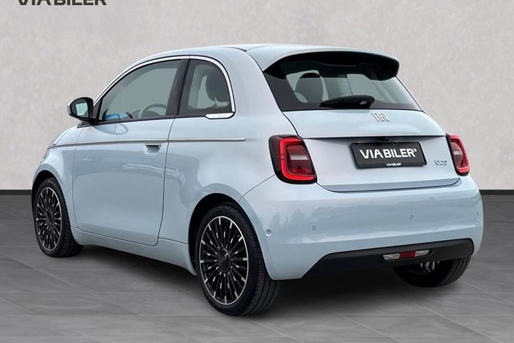 Blå Fiat 500e fra 2023