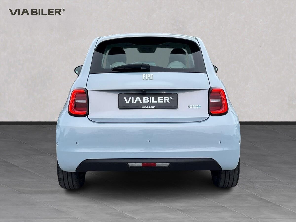 Blå Fiat 500e fra 2023