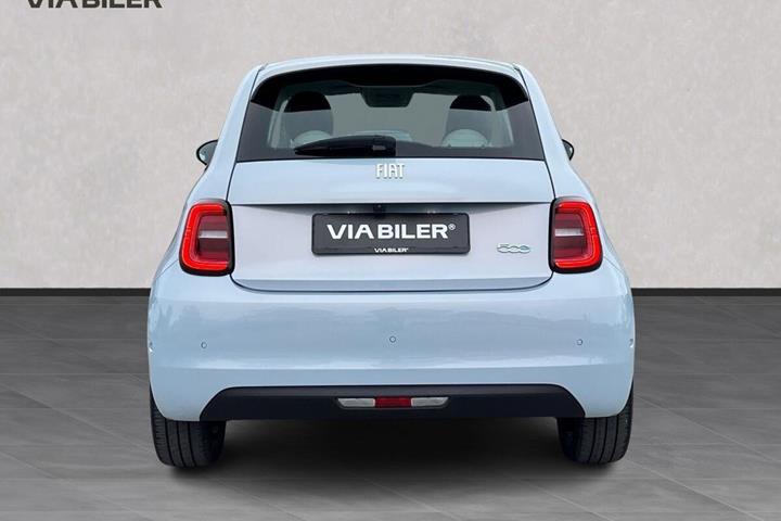 Blå Fiat 500e fra 2023