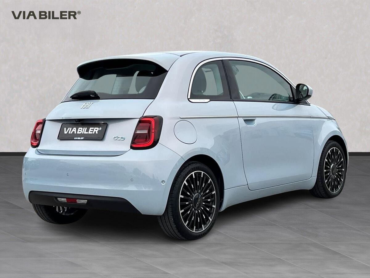Blå Fiat 500e fra 2023
