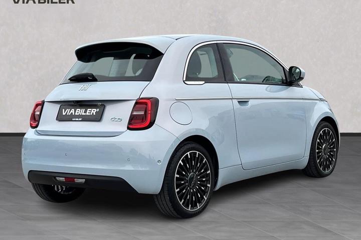 Blå Fiat 500e fra 2023