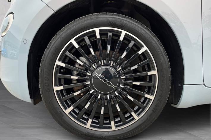 Blå Fiat 500e fra 2023