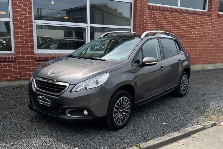 Grå Peugeot 2008 fra 2015 set udefra