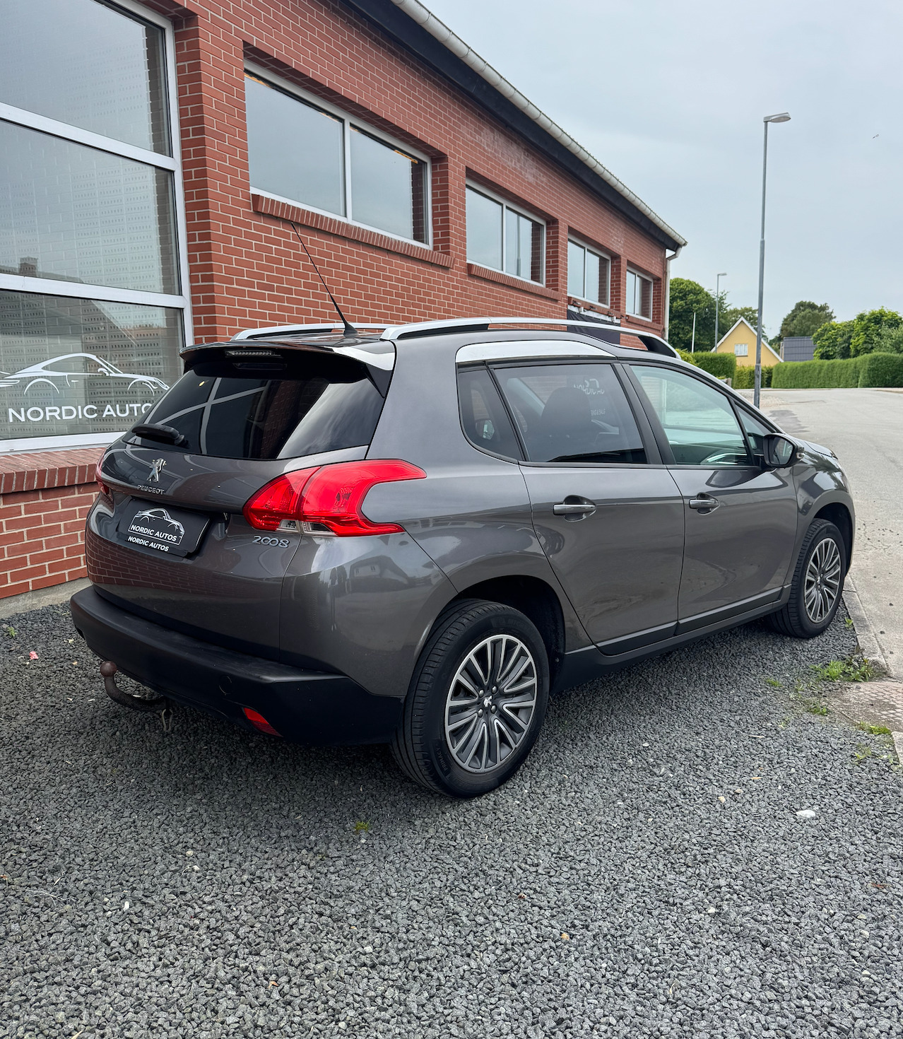 Grå Peugeot 2008 fra 2015