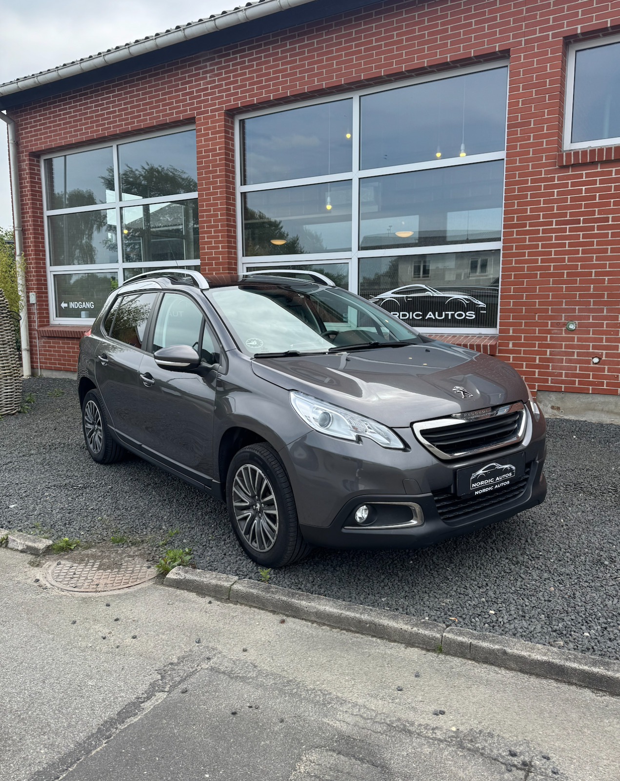 Grå Peugeot 2008 fra 2015