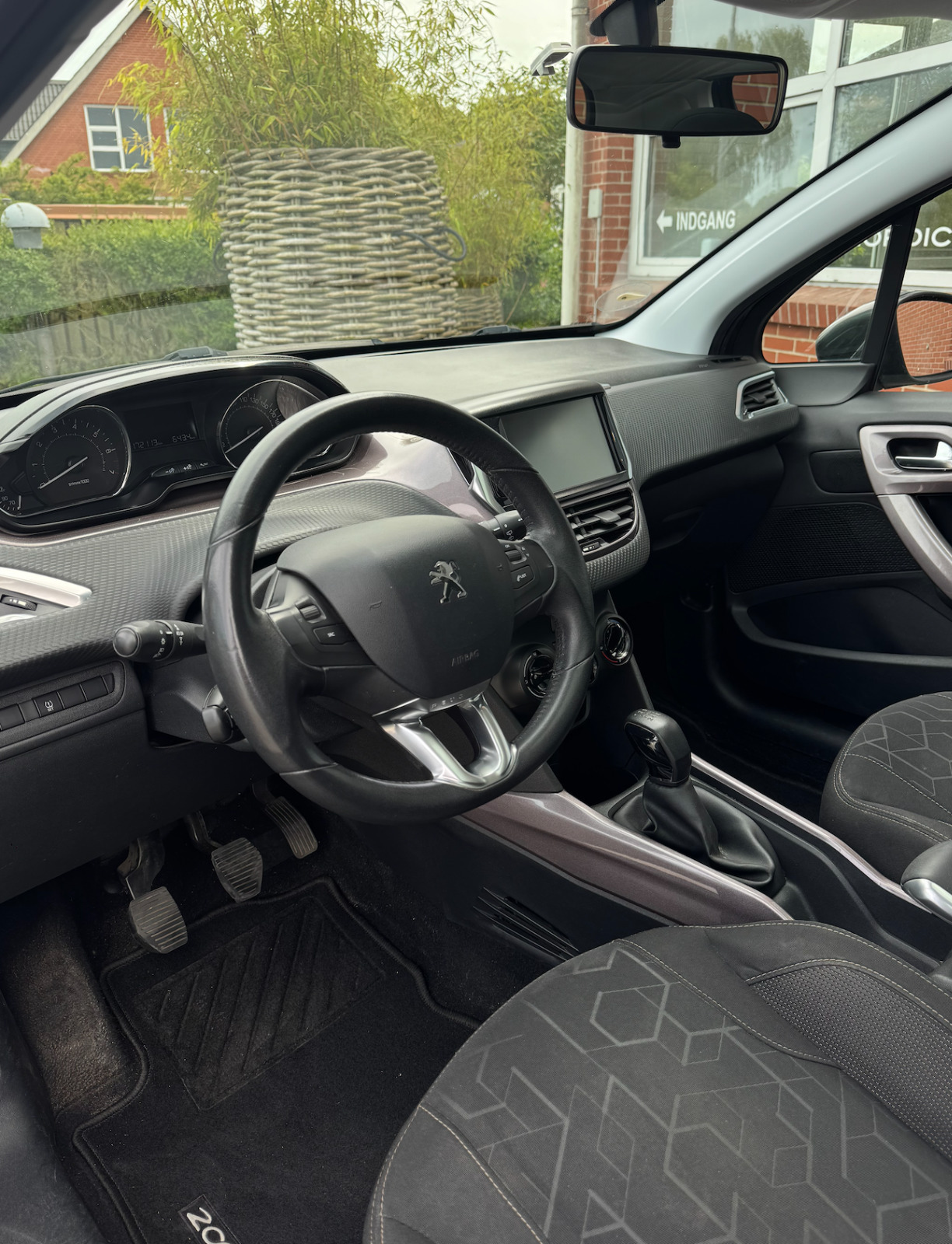 Grå Peugeot 2008 fra 2015