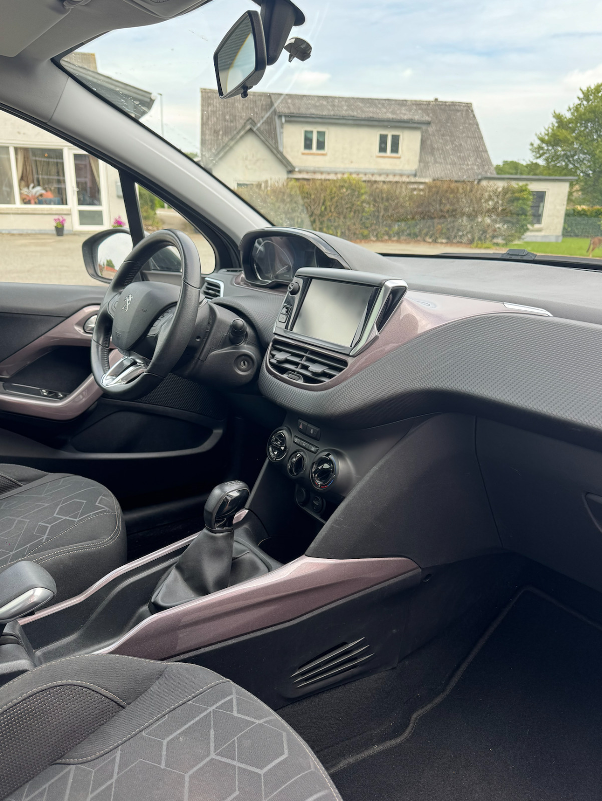 Grå Peugeot 2008 fra 2015