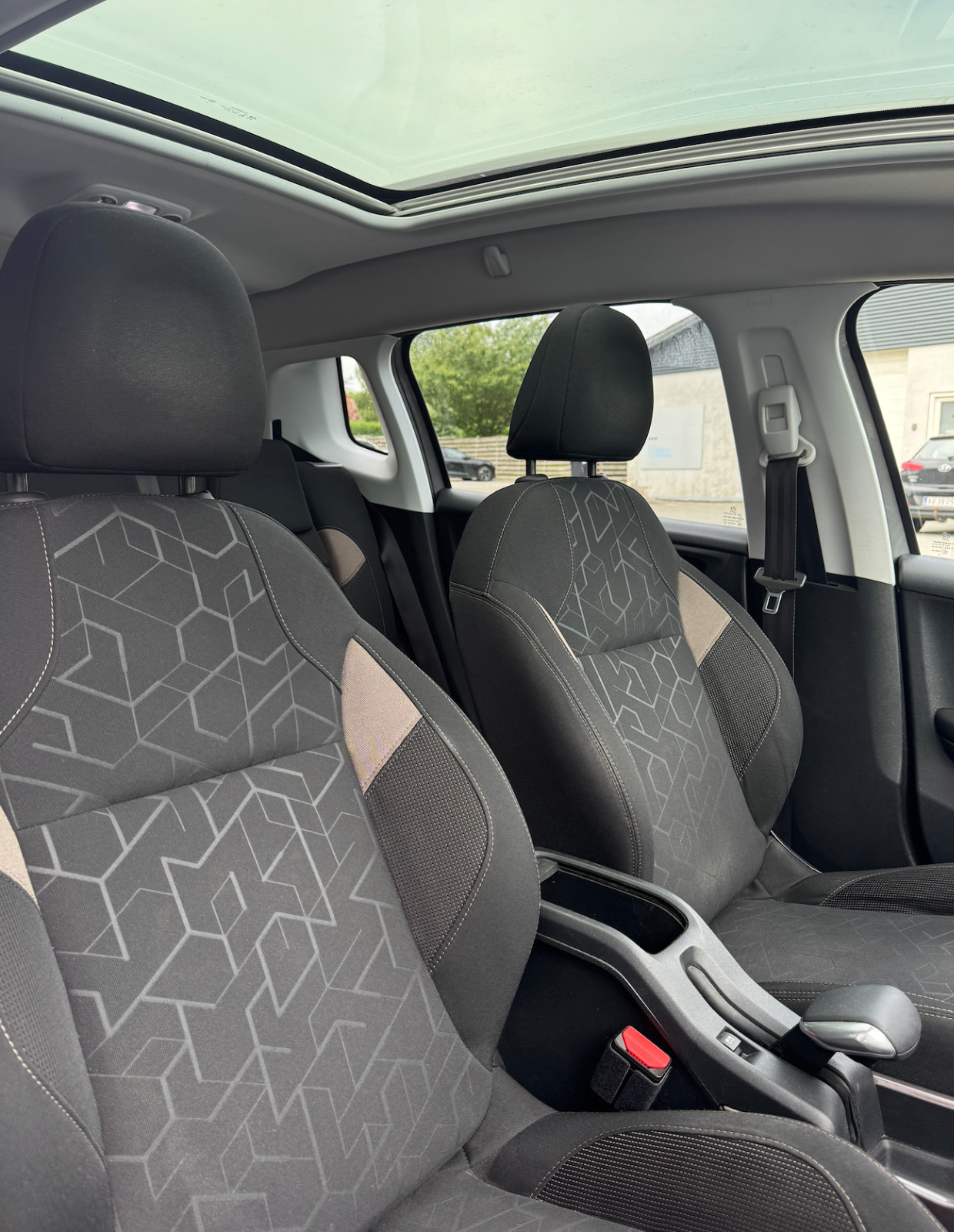 Grå Peugeot 2008 fra 2015