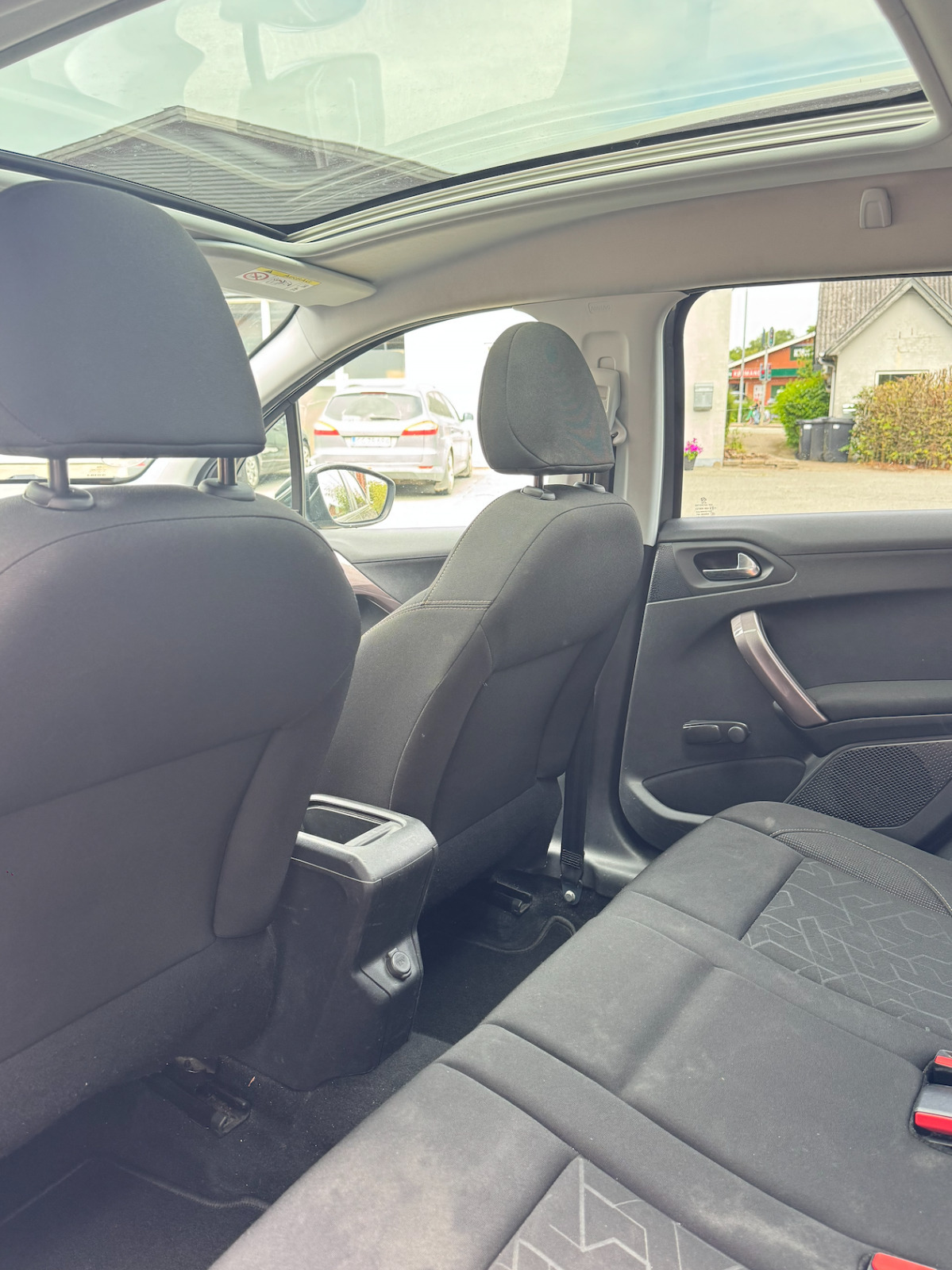 Grå Peugeot 2008 fra 2015