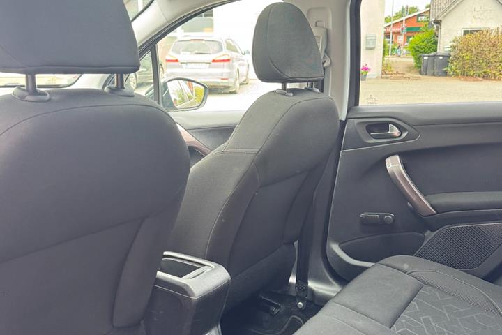 Grå Peugeot 2008 fra 2015