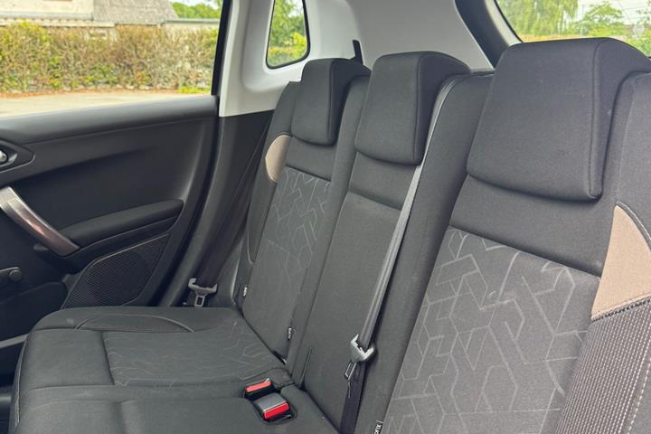 Grå Peugeot 2008 fra 2015