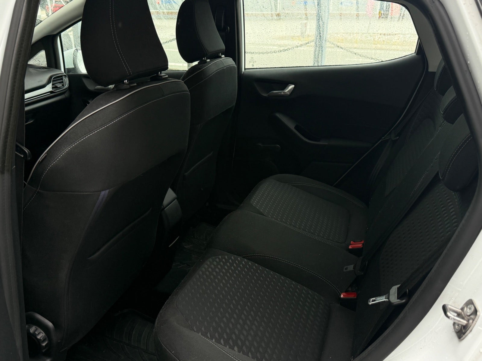 Hvid Ford Fiesta fra 2017