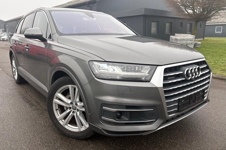 Grå Audi Q7 fra 2016 set udefra