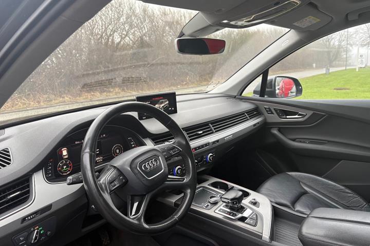 Grå Audi Q7 fra 2016