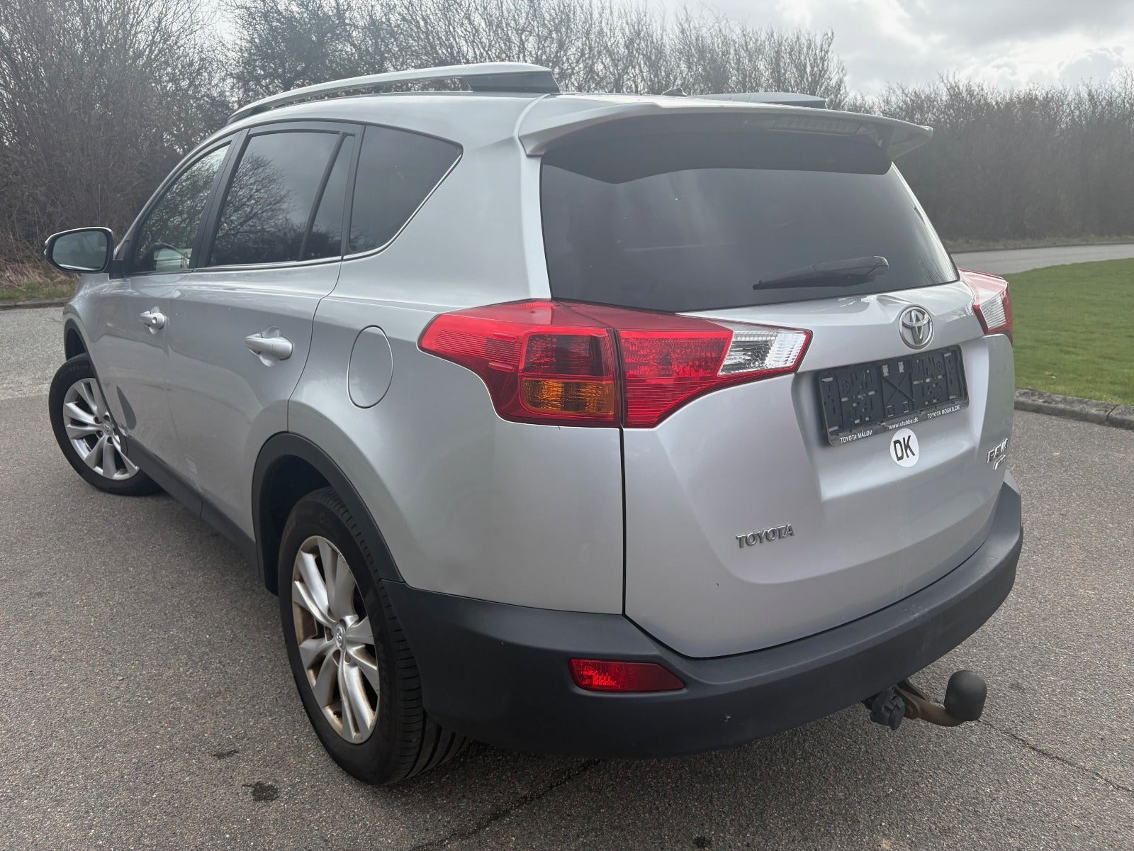 Sølv Toyota RAV4 fra 2015