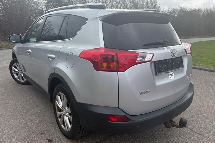 Sølv Toyota RAV4 fra 2015