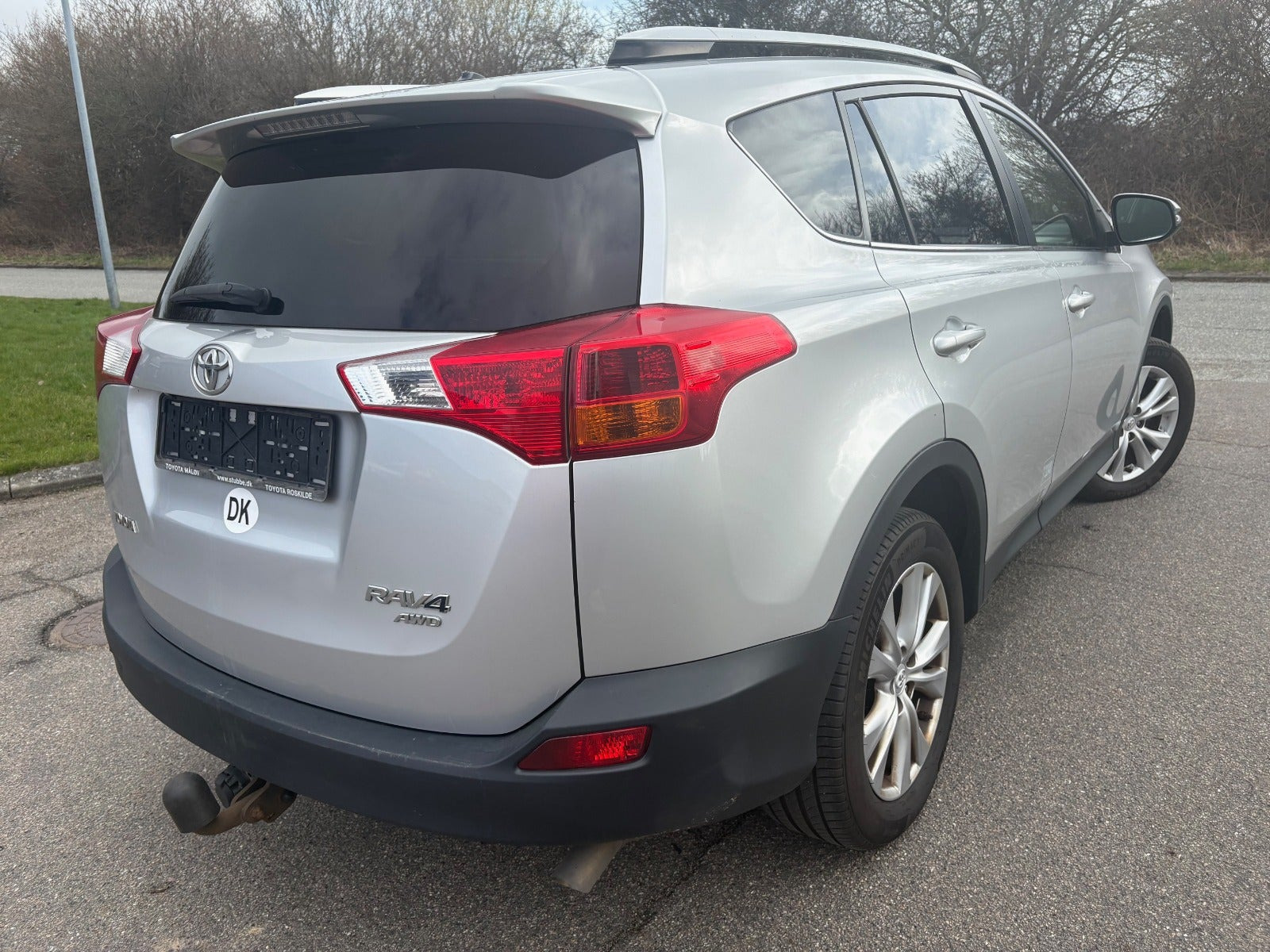 Sølv Toyota RAV4 fra 2015
