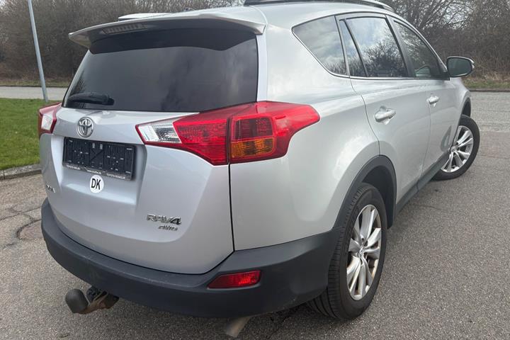 Sølv Toyota RAV4 fra 2015