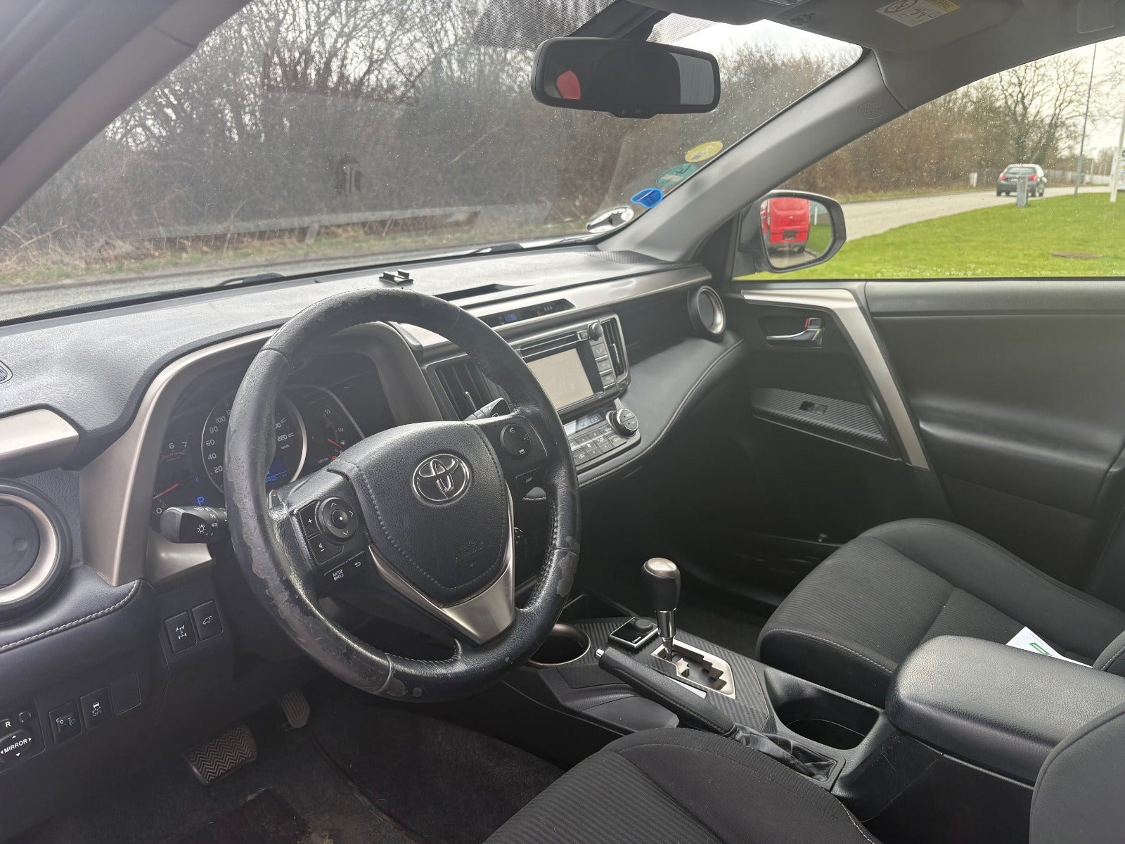 Sølv Toyota RAV4 fra 2015