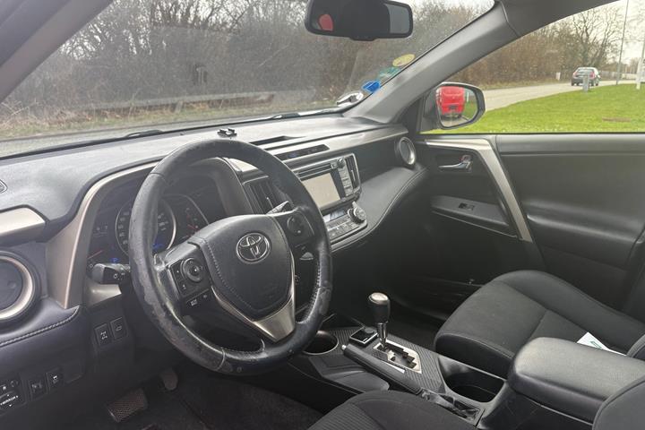 Sølv Toyota RAV4 fra 2015