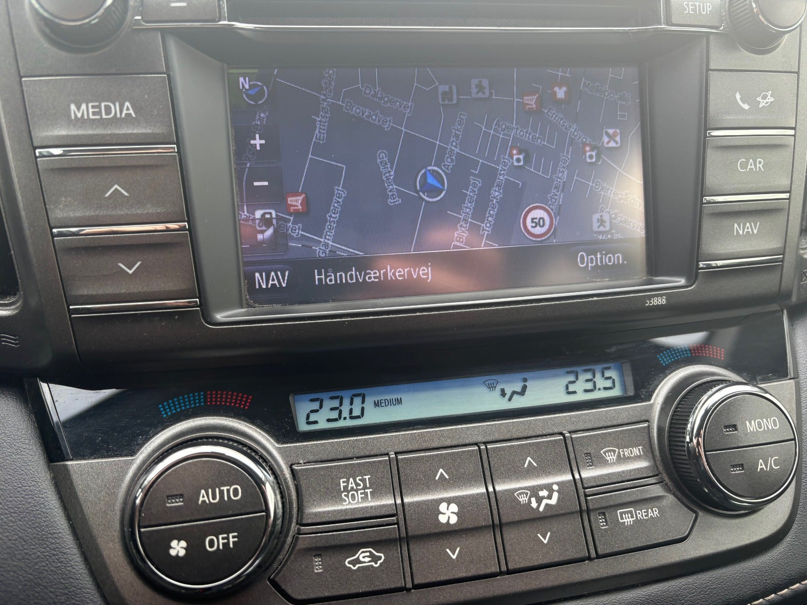 Sølv Toyota RAV4 fra 2015