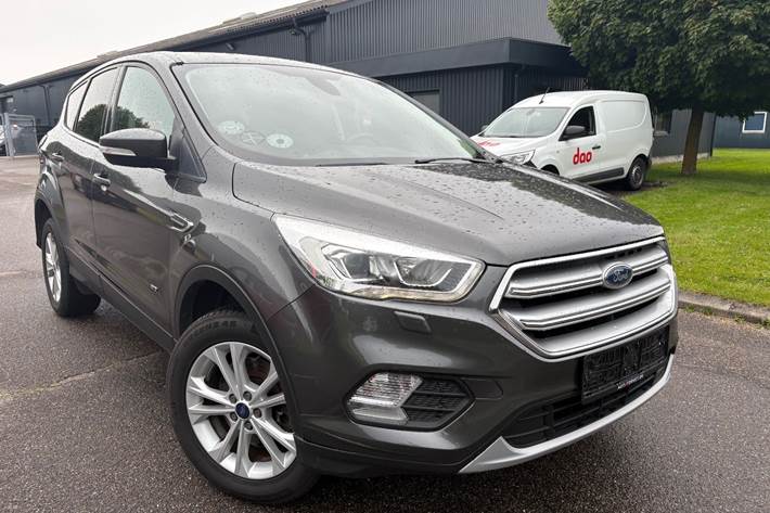 Grå Ford Kuga fra 2019