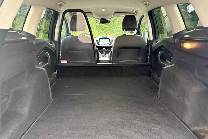 Grå Ford Kuga fra 2019