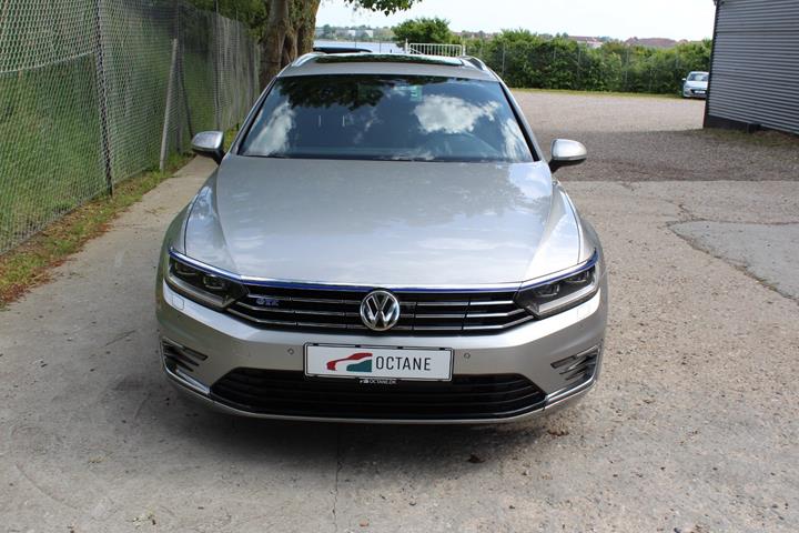Grå VW Passat fra 2016