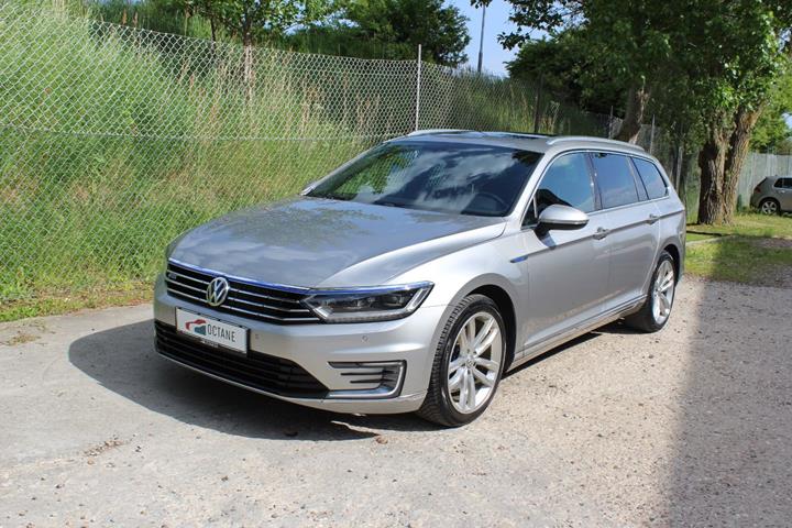 Grå VW Passat fra 2016