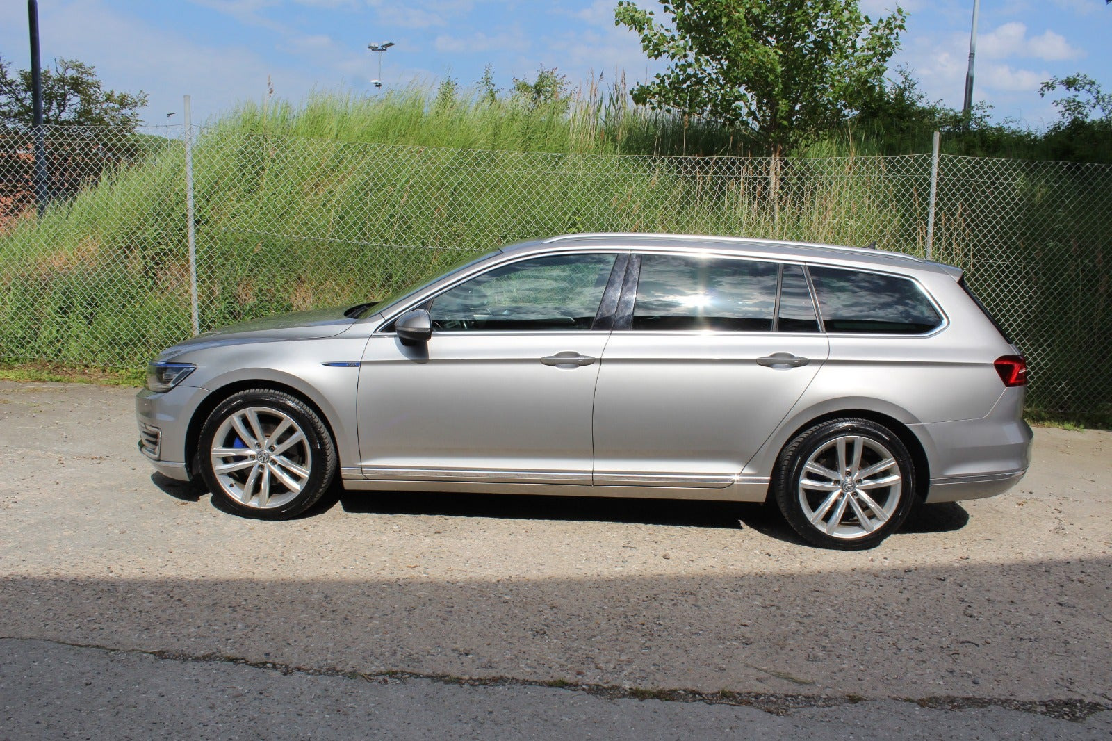 Grå VW Passat fra 2016