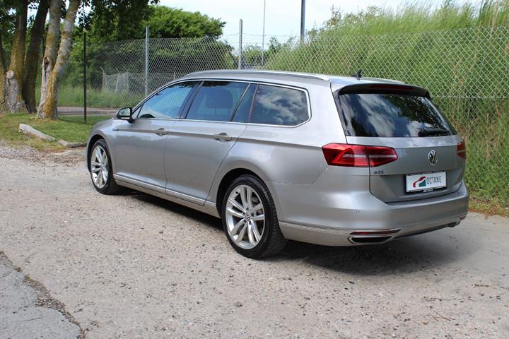 Grå VW Passat fra 2016