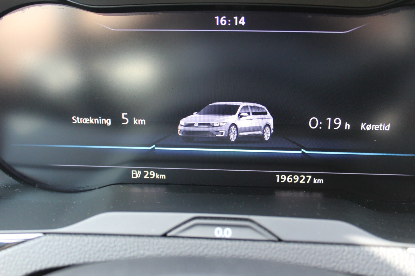 Grå VW Passat fra 2016