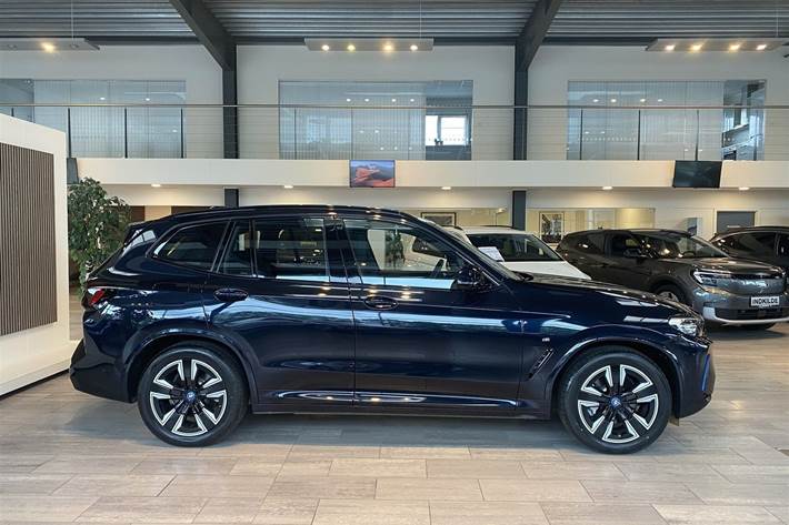 Sort BMW iX3 fra 2023