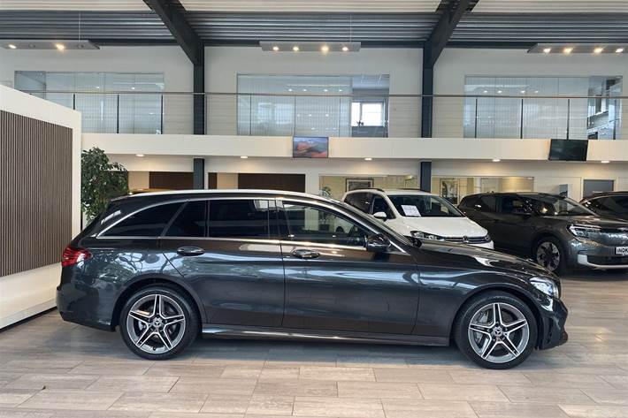 Grå Mercedes C300 de fra 2019